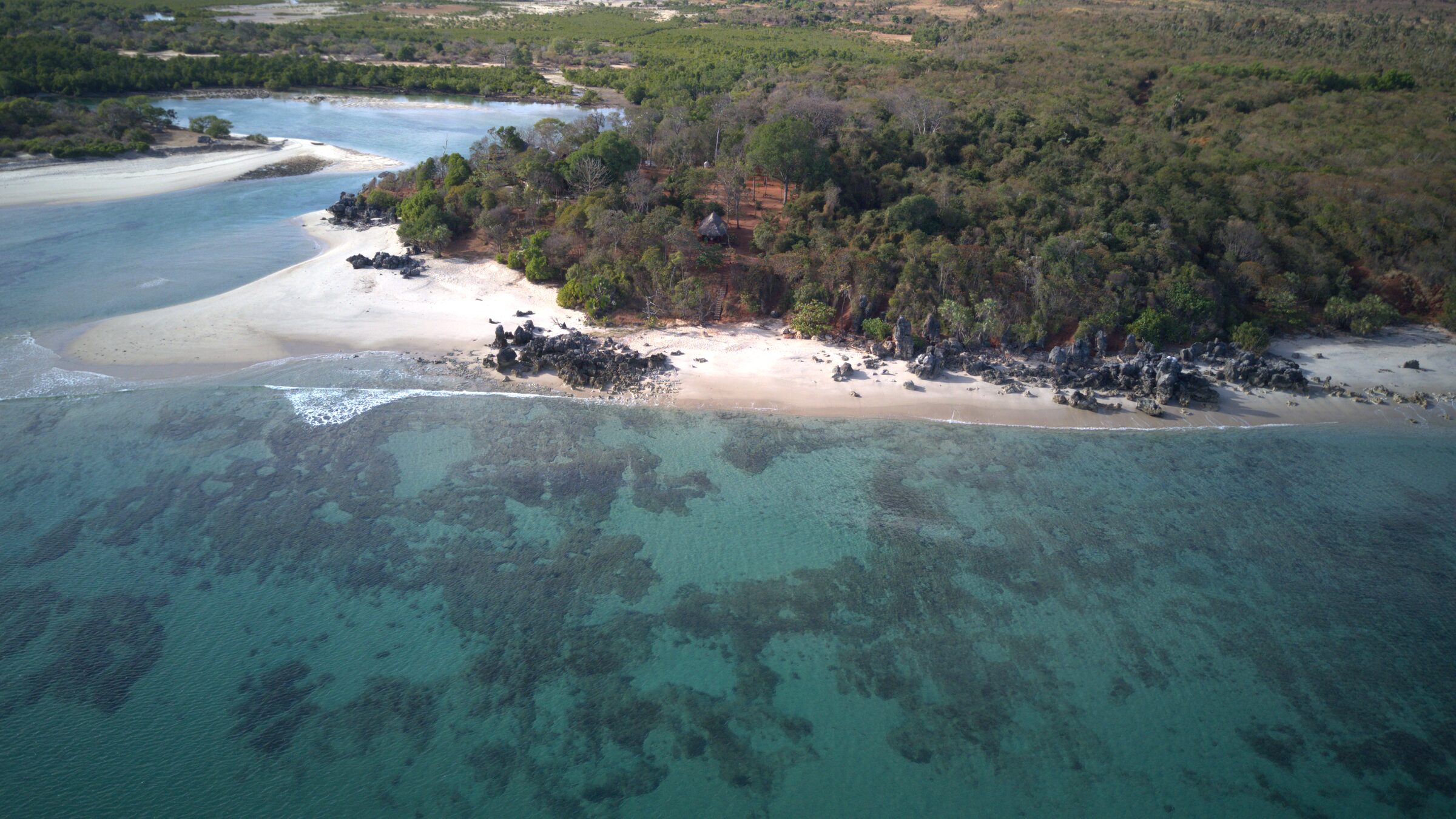 Vue aérienne de la côte ouest de Madagascar près de la Maison Akora