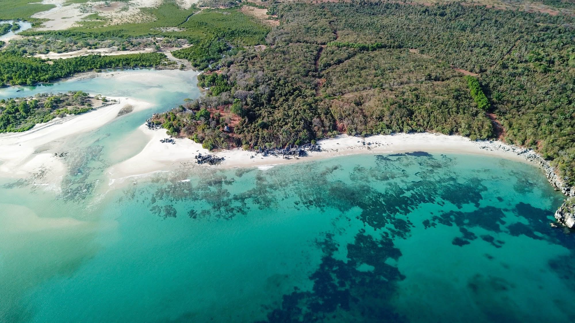 Vue aérienne d'une crique préservée face à la Maison Akora, Madagascar